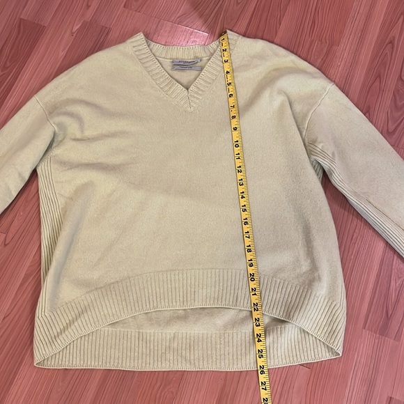 Allsaints Ivana Cashmere-Wool Blend V-Neck Sweater. Medium. Citron Tea. - Picture 9 of 11